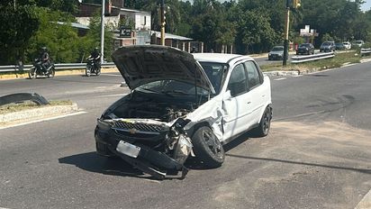 Fuerte accidente en el ingreso a Rincón: dos autos chocaron en la Ruta 1 y hay cuatro personas hospitalizadas