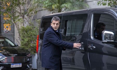 Sergio Massa se retira del Senado luego de la reunión con Cristina y Wado de Pedro. Foto: NA Sergio Massa se retira del Senado luego de la reunión con Cristina y Wado de Pedro. Foto: NA
