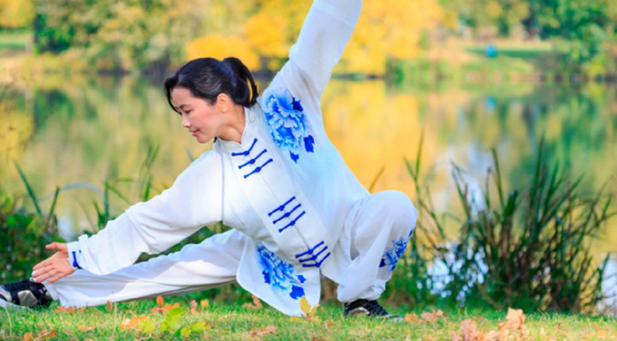 Entre los beneficios del Tai Chi, se encuentran: reducción de ansiedad, alivio de síntomas de depresión, mejor capacidad pulmonar y mejor calidad de sueño. 