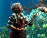 Sally Field interpreta a Tova en Criaturas luminosas, la nueva película que es furor en Netflix. Sally Field interpreta a Tova en Criaturas luminosas, la nueva película que es furor en Netflix.