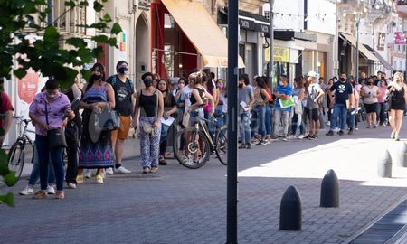 Más de 200 personas se formaron para entregar los CV antes de las 11. La fila crece. Más de 200 personas se formaron para entregar los CV antes de las 11. La fila crece.