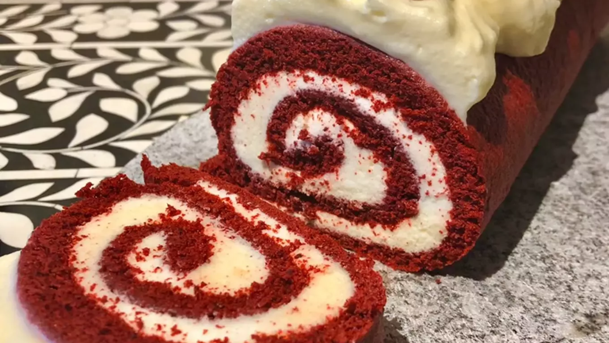 El pionono Red Velvet es un postre delicioso y simple de hacer, con unos pocos ingredientes. El pionono Red Velvet es un postre delicioso y simple de hacer, con unos pocos ingredientes.