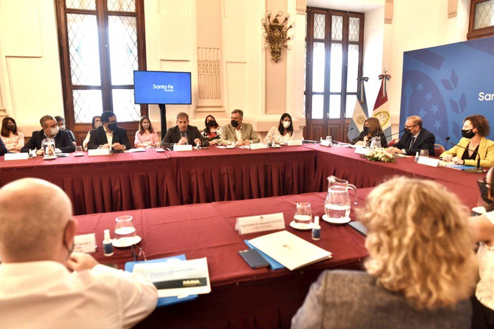 El intendente Emillio Jatón firmó en Casa de Gobierno la adhesión de Santa Fe al proyecto Municipio Unido por la Niñez y la Adolescencia.