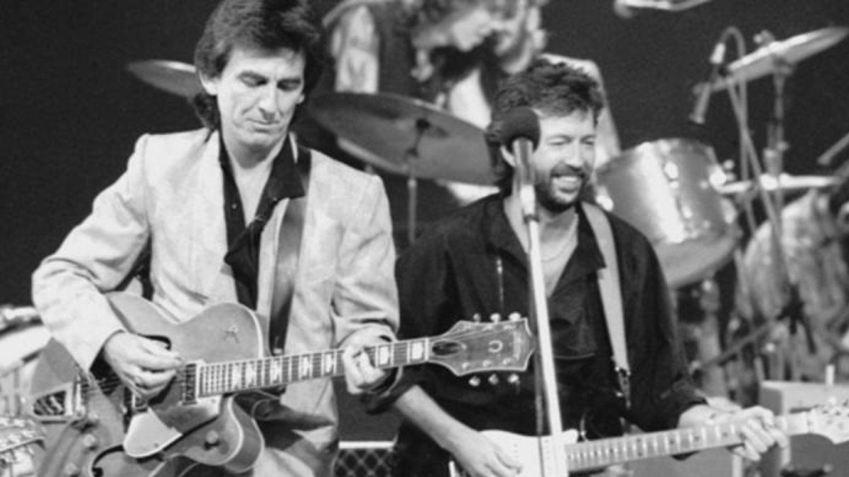 Eric Clapton y George Harrison compartieron escenario en varias oportunidades. Clapton fue el primer músico de rock en grabar con Los Beatles Eric Clapton y George Harrison compartieron escenario en varias oportunidades. Clapton fue el primer músico de rock en grabar con Los Beatles