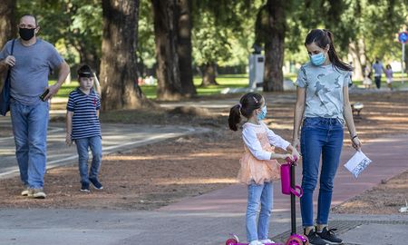 Este sábado salieron los chicos menores de 12 años cuyo DNI finalice en número par. El domingo lo podrán hacer los de número impar. Este sábado salieron los chicos menores de 12 años cuyo DNI finalice en número par. El domingo lo podrán hacer los de número impar.