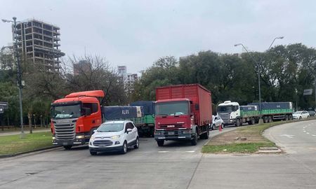 Un camión quedó varado este martes pasado el mediodía en Avenida 27 de Febrero y Tucumán, en la ciudad de Santa Fe. Un camión quedó varado este martes pasado el mediodía en Avenida 27 de Febrero y Tucumán, en la ciudad de Santa Fe.