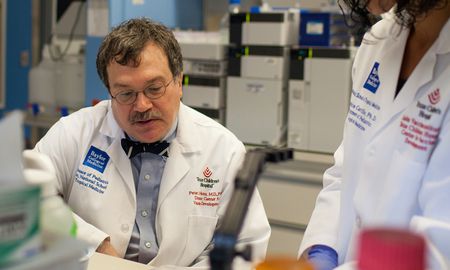 El destacado profesor de pediatría y virología molecular y microbiología de la Universidad de Baylor (Texas, Estados Unidos), Peter Hotez, pidió que se encuentre la raíz del covid porque de lo contrario, podría haber más pandemias. El destacado profesor de pediatría y virología molecular y microbiología de la Universidad de Baylor (Texas, Estados Unidos), Peter Hotez, pidió que se encuentre la raíz del covid porque de lo contrario, podría haber más pandemias.