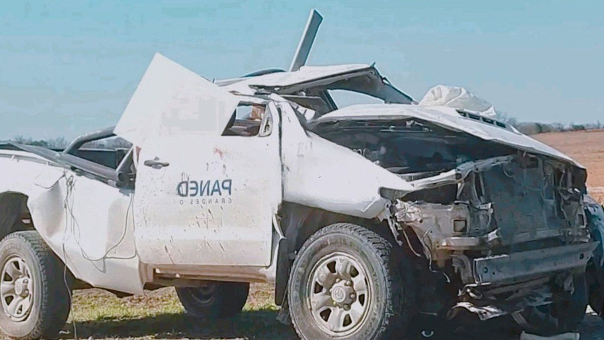 Las primeras informaciones señalan que no hubo intervención de terceros en el accidente. Personal policial y de emergencias trabajó en el lugar para realizar las tareas de rigor y establecer las causas del vuelco. Las primeras informaciones señalan que no hubo intervención de terceros en el accidente. Personal policial y de emergencias trabajó en el lugar para realizar las tareas de rigor y establecer las causas del vuelco.