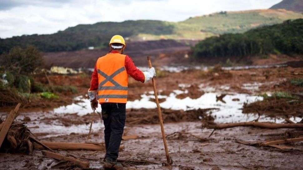 Detienen a 8 empleados por el colapso de represa en Brasil