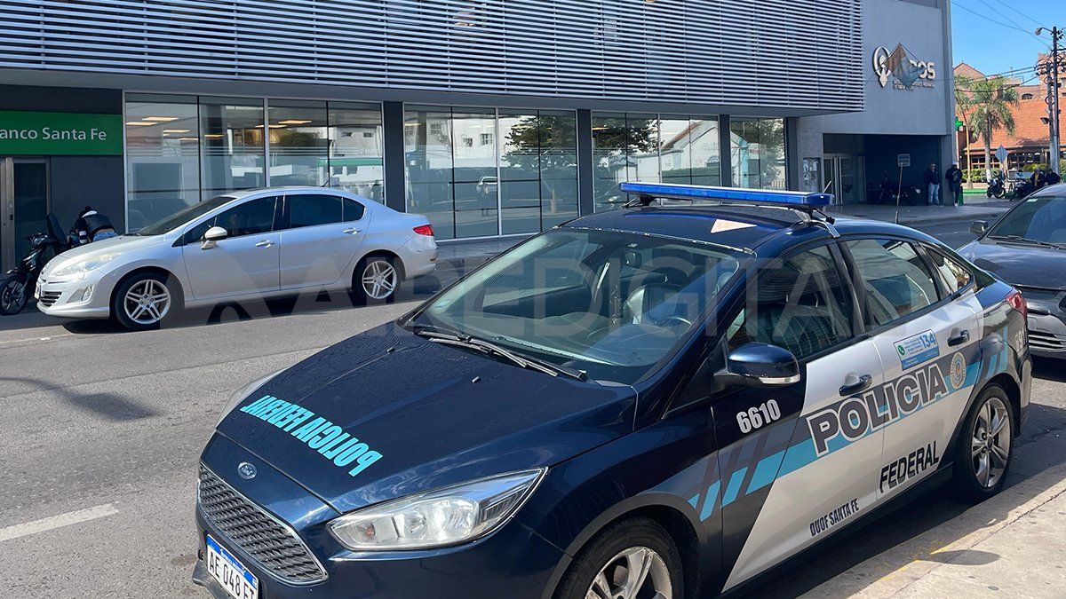 El móvil de la PFA se estacionó frente al Iapos. 
