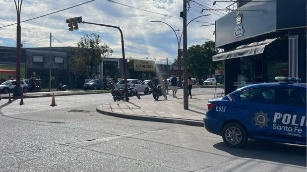 Un fuerte accidente de tránsito se registró este jueves por la tarde en la ciudad de Santa Fe, en la intersección de Avenida Peñaloza y Castelli.
