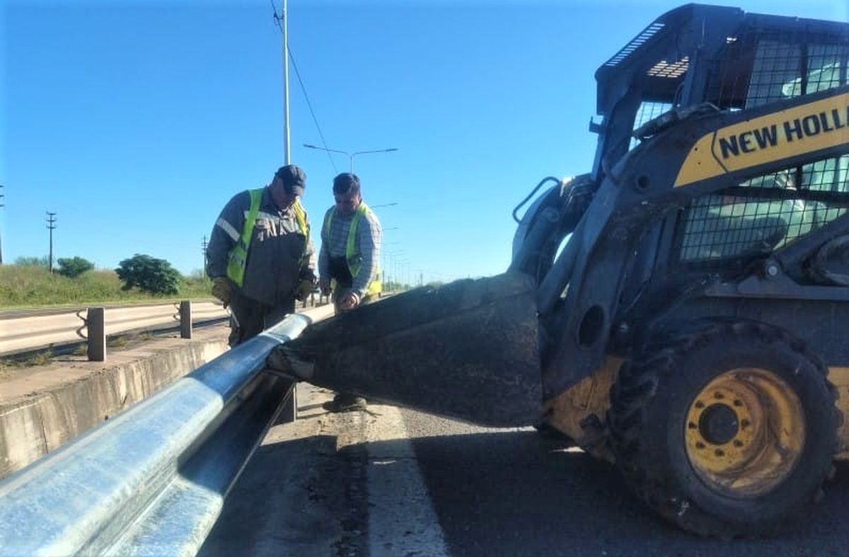 Personal de Vialidad Nacional repara el cantero central de Circunvalaci&oacute;n Oeste.