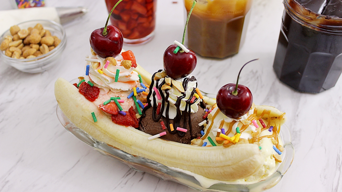 Cómo hacer el postre de banana split con helado