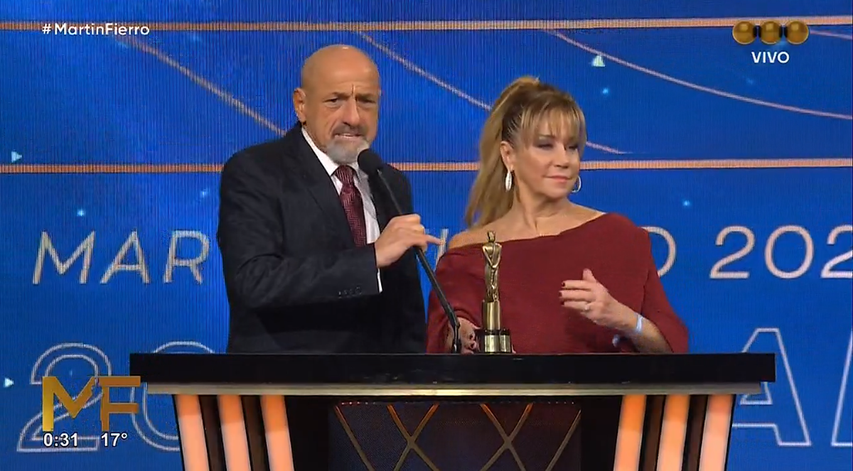 Gustavo Sofovich y Marcela Tinayre recibieron el Martín Fierro homenaje a Polémica en el Bar.