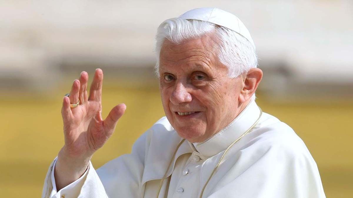 El Papa Benedicto XVI tenía pensado renunciar unos tres años antes, pero postergó su decisión por algunos problemas que se presentaron en la Iglesia. No estaba bien de salud.