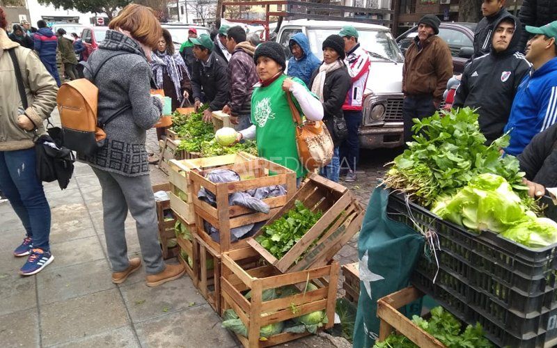 Así fue el “Alimentazo” de pequeños quinteros frente a la Municipalidad de Santa Fe