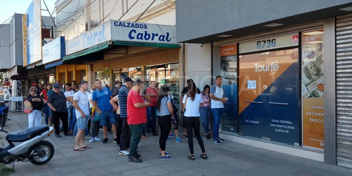 Las filas de los hinchas de Colón en las casas de cambio para comprar Guaraníes