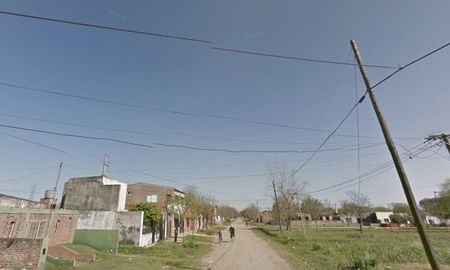 Se encontraba lavando su auto y recibió dos disparos tras intento de robo en barrio Las Flores. Se encontraba lavando su auto y recibió dos disparos tras intento de robo en barrio Las Flores.