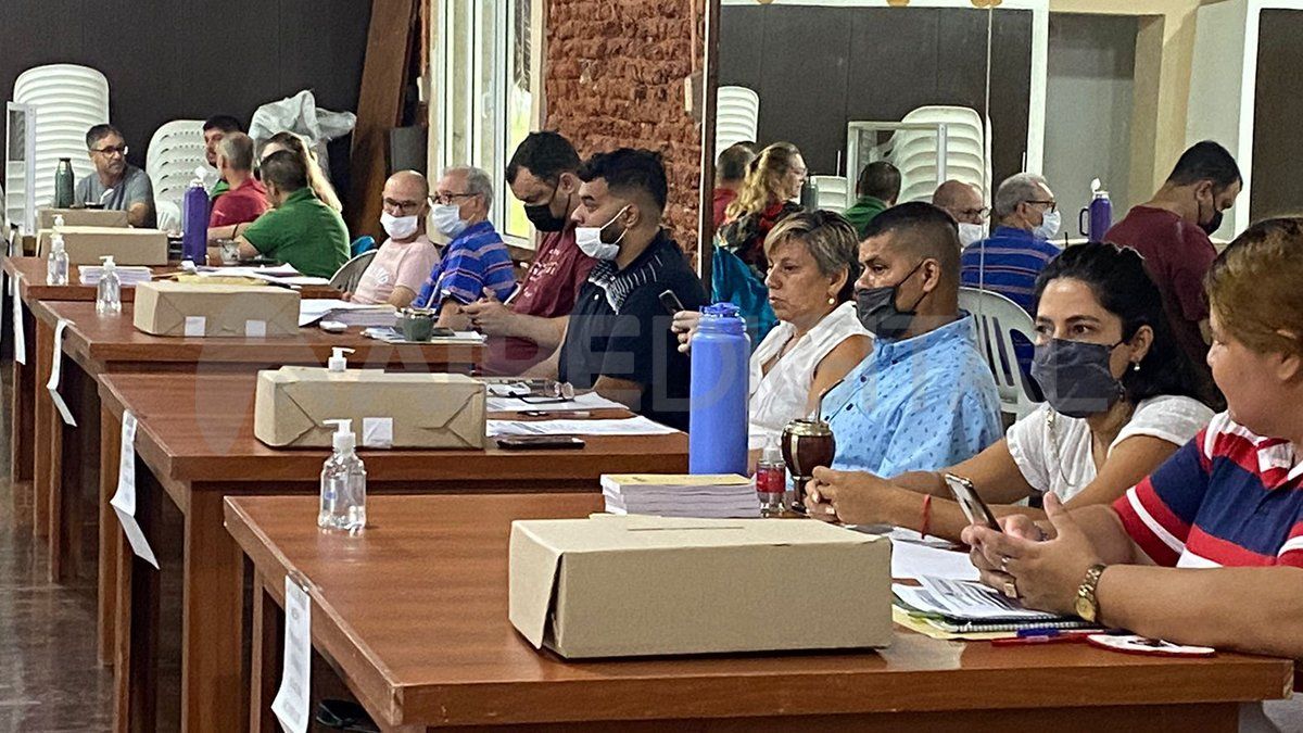 ¿Ciudad o comuna? Los habitantes de Gobernador Crespo expresan su opinión en las urnas.