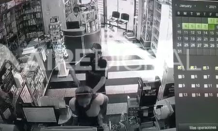 Captura del video - Asalto a una farmacia de Bulevar Captura del video - Asalto a una farmacia de Bulevar