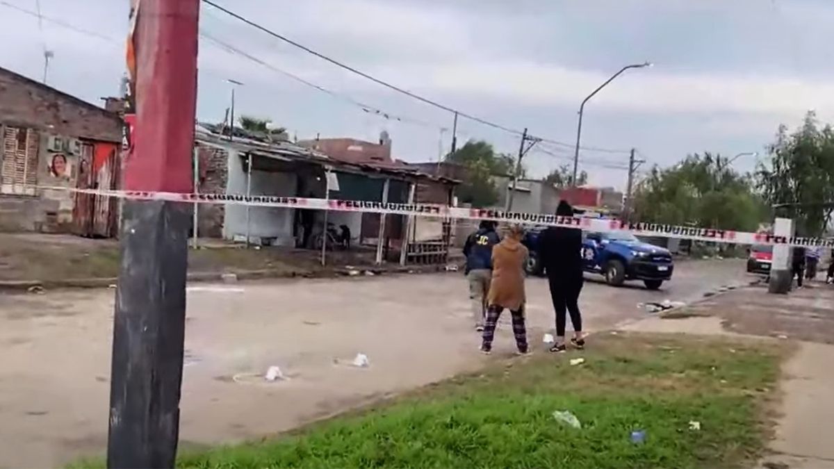 La escena del crimen siendo peritada por criminalistas de la AIC. La escena del crimen siendo peritada por criminalistas de la AIC.