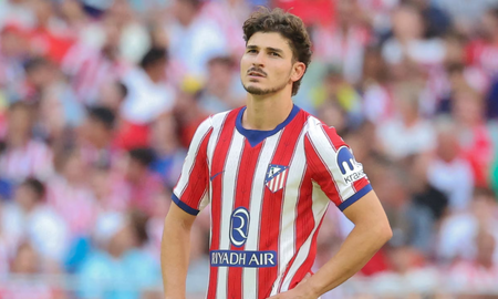 Julián Álvarez, en el centro de la disputa entre Atlético de Madrid y Barcelona Julián Álvarez, en el centro de la disputa entre Atlético de Madrid y Barcelona