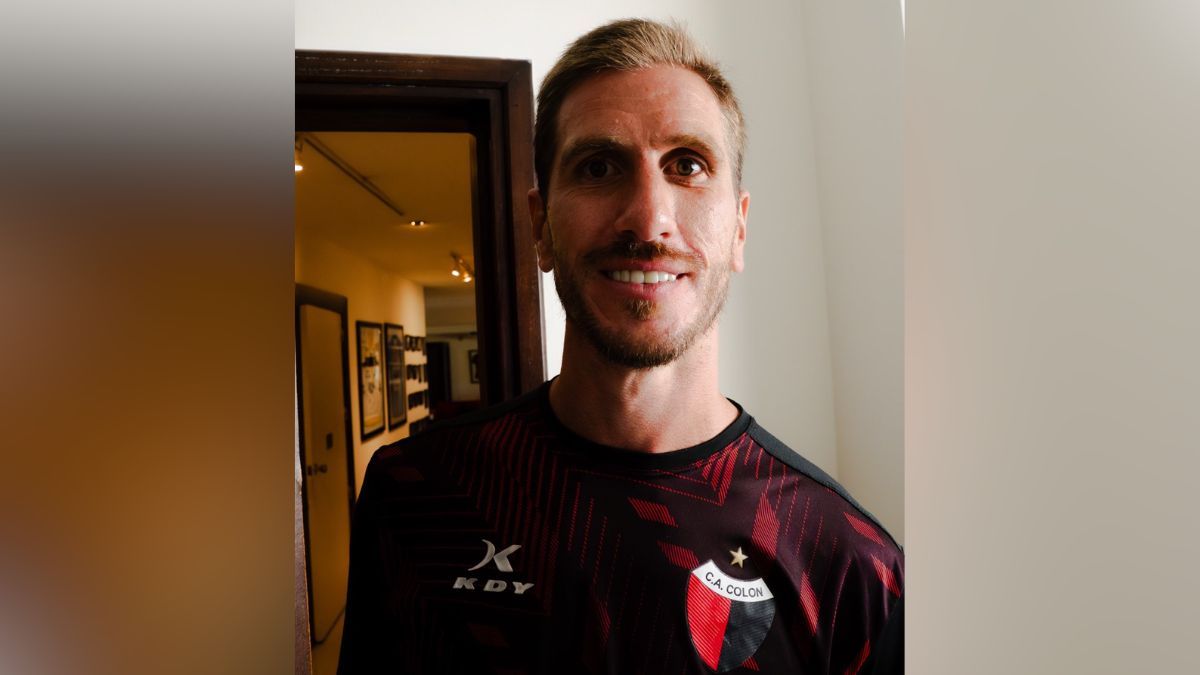 Federico Rasmussen ya posa con la camiseta de Colón.