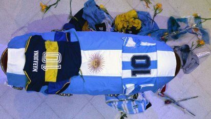 Argentinos Juniors expulsó como socio al hombre que se sacó la foto con Diego Maradona