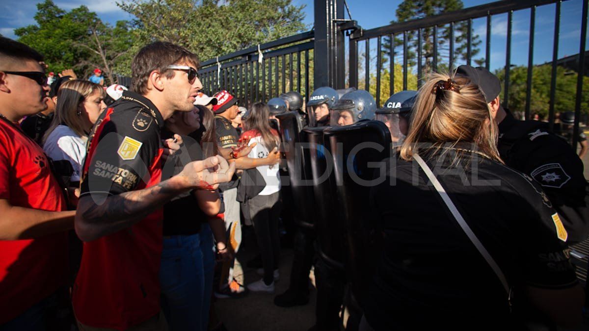 El pedido a los hinchas para que se trasladen al sector sur del estadio, generó malestar de los presentes que se negaron y forzaron el portón que ya estaba clausurado.