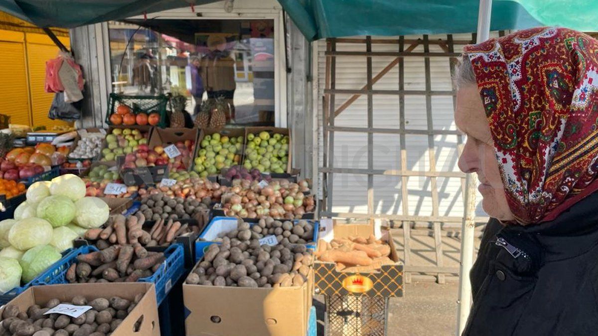 Un puesto de frutas y verduras en el único mercado abierto de Kiev.
