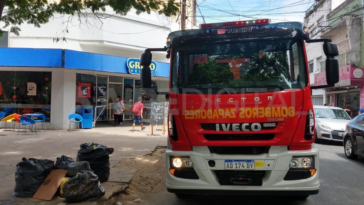 El incendio se produjo en la instalación eléctrica de la heladería Grido de calle Mendoza en la plaza del Soldado