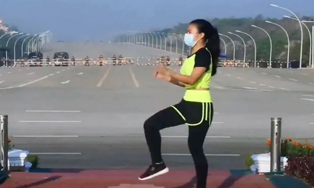 Khing Hnin Wai estaba bailando frente al Parlamento en Naipyidó. Khing Hnin Wai estaba bailando frente al Parlamento en Naipyidó.