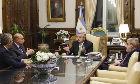 El lunes pasado, Perotti y Javkin viajaron a Buenos Aires para reunirse con el presidente Fernández. En esa ocasión, el mandatario nacional anunció el envío de 300 gendarmes que se sumarán a otros 550 que arribaron en una primera etapa. El lunes pasado, Perotti y Javkin viajaron a Buenos Aires para reunirse con el presidente Fernández. En esa ocasión, el mandatario nacional anunció el envío de 300 gendarmes que se sumarán a otros 550 que arribaron en una primera etapa.