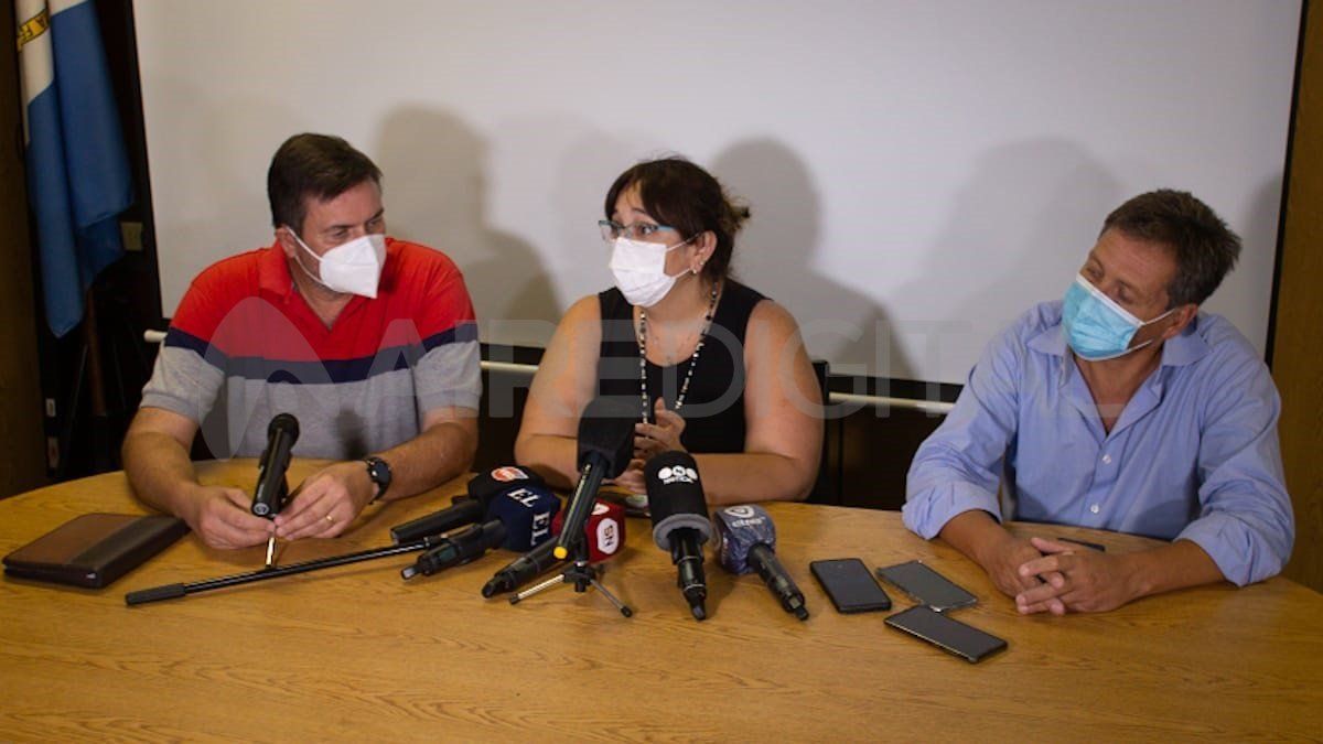 El director del hospital de Niños Orlando Alassia, Osvaldo González Carrillo y la subsecretaria de equidad de la provincia, Romina Carrizo, brindaron los pormenores del primer caso de flurona confirmado en Santa Fe.
