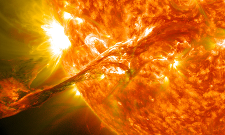 Una eyección de masa coronal del Sol arrasó con polvo interplanetario y lo registró una nave de la NASA. Una eyección de masa coronal del Sol arrasó con polvo interplanetario y lo registró una nave de la NASA.