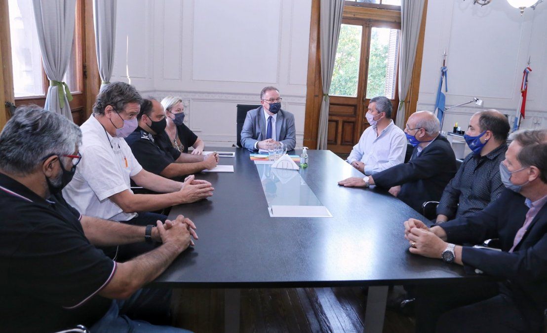 El ministro Lagna se reunió con representantes del sector gastronómico de Rosario. Hay mucha preocupación por los recientes ataques a balazos contra comedores y restaurantes. 