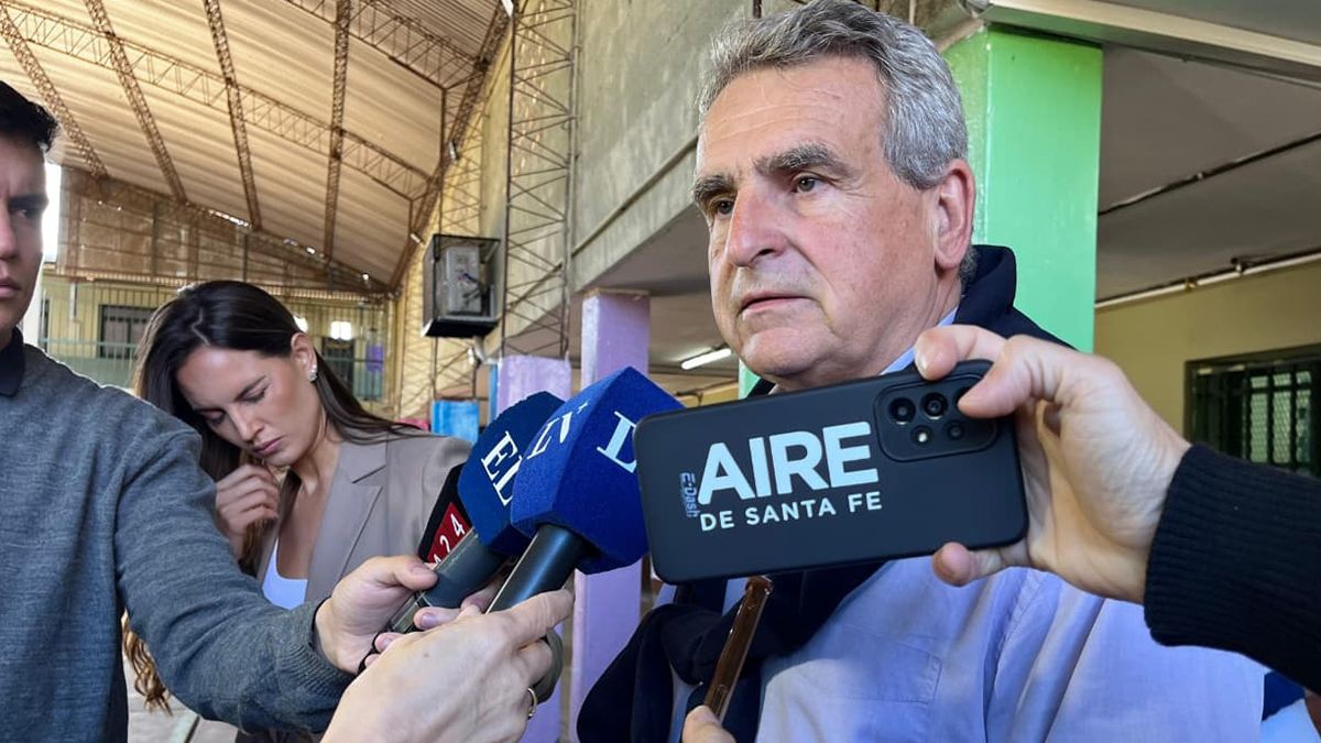 Agustín Rossi votó este domingo y esperará los resultados en la ciudad de Rosario.  Agustín Rossi votó este domingo y esperará los resultados en la ciudad de Rosario.