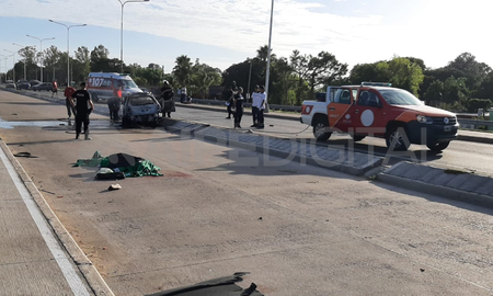 Bomberos Zapadores llegaron al lugar para sofocar las llamas del auto incendiado. Bomberos Zapadores llegaron al lugar para sofocar las llamas del auto incendiado.
