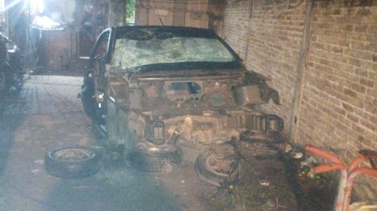 El tren delantero del vehículo se encontraba totalmente destruido. 