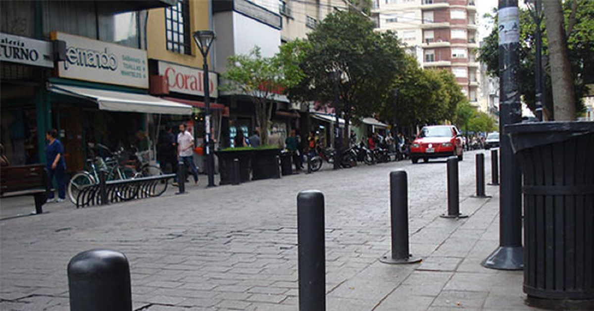 Un hombre que se parece al Indio Solari genera temor entre los comerciantes de La Plata.
