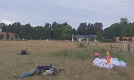 Tres hombres hacían parapente, chocaron en el aire y uno de ellos cayó al suelo y murió Tres hombres hacían parapente, chocaron en el aire y uno de ellos cayó al suelo y murió