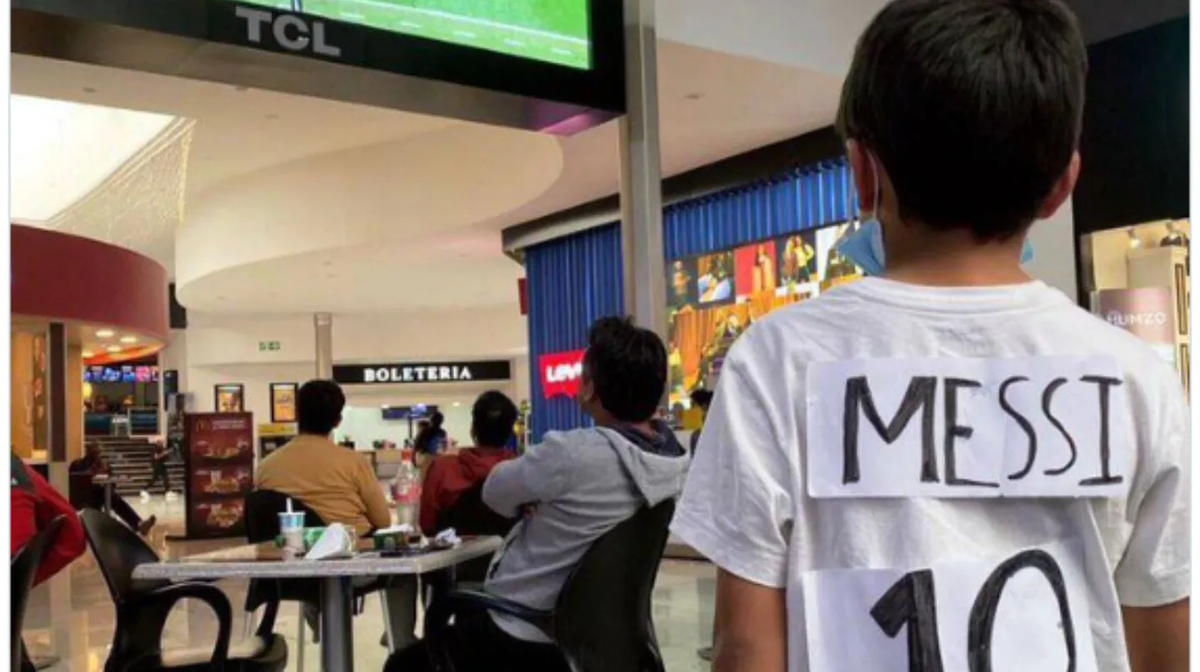El niño ecuatoriano que se hizo una camiseta de Messi de papel recibirá la oficial