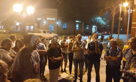 Los vecinos expusieron una lista de medidas a tomar de manera urgente. Los vecinos expusieron una lista de medidas a tomar de manera urgente.