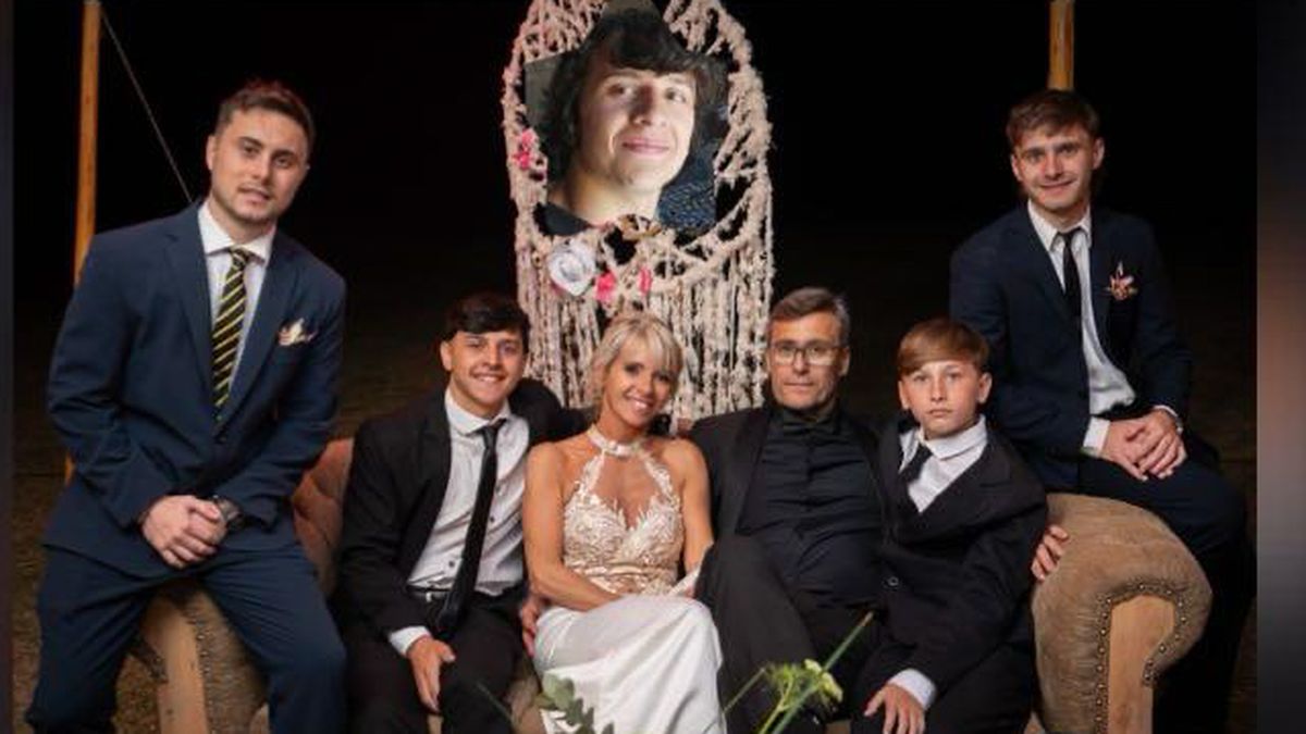 La foto del casamiento de Eli y Fabián, su actual pareja. Junto a ellos, Mauricio, hijo de Eli, Gero en una foto y los hijos de Fabián. La foto del casamiento de Eli y Fabián, su actual pareja. Junto a ellos, Mauricio, hijo de Eli, Gero en una foto y los hijos de Fabián.