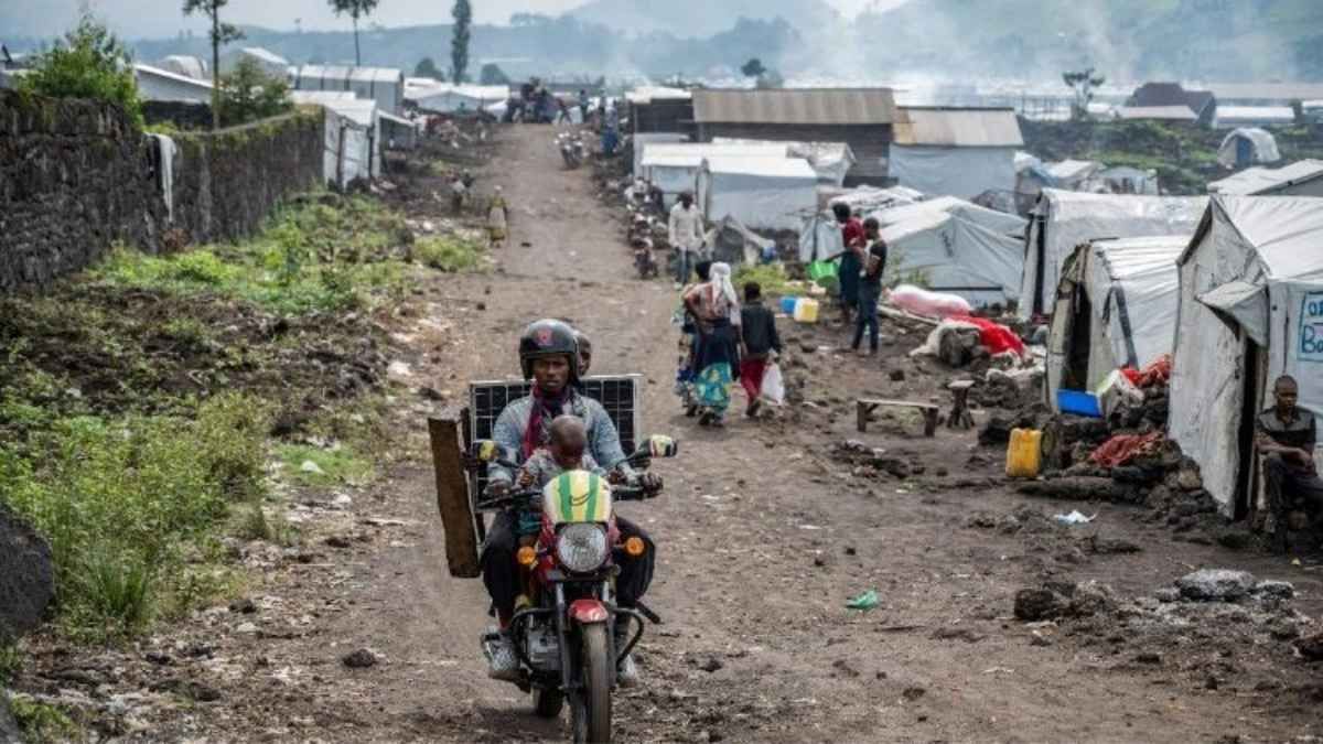 Los congoleños desplazados se preparan para abandonar el campamento mientras los rebeldes del M23 ordenan evacuaciones cerca de Goma. Los congoleños desplazados se preparan para abandonar el campamento mientras los rebeldes del M23 ordenan evacuaciones cerca de Goma.