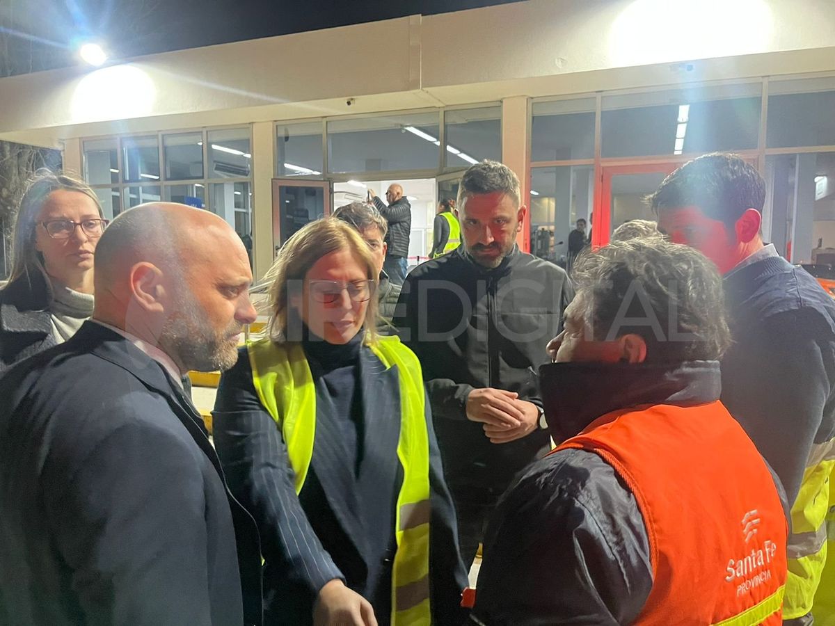 La vicegobernadora Gisela Scaglia y los ministros de Producción Gustavo Puccini y de Ambiente Enrique Estévez dialogan con el secretario de Protección Civil Marcos Escajadillo. La vicegobernadora Gisela Scaglia y los ministros de Producción Gustavo Puccini y de Ambiente Enrique Estévez dialogan con el secretario de Protección Civil Marcos Escajadillo.
