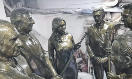 Destrozaron las estatuas de Cristina y Néstor Kirchner en Río Gallegos Destrozaron las estatuas de Cristina y Néstor Kirchner en Río Gallegos