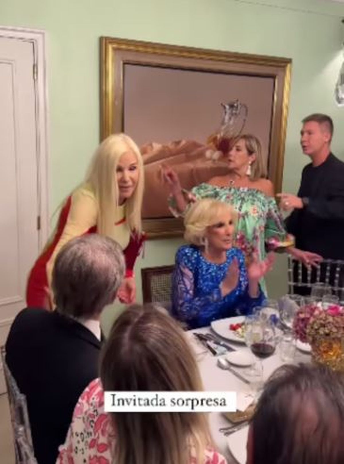 A Adrián Suar lo fletaron de al lado de Mirtha Legrand. A Adrián Suar lo fletaron de al lado de Mirtha Legrand.