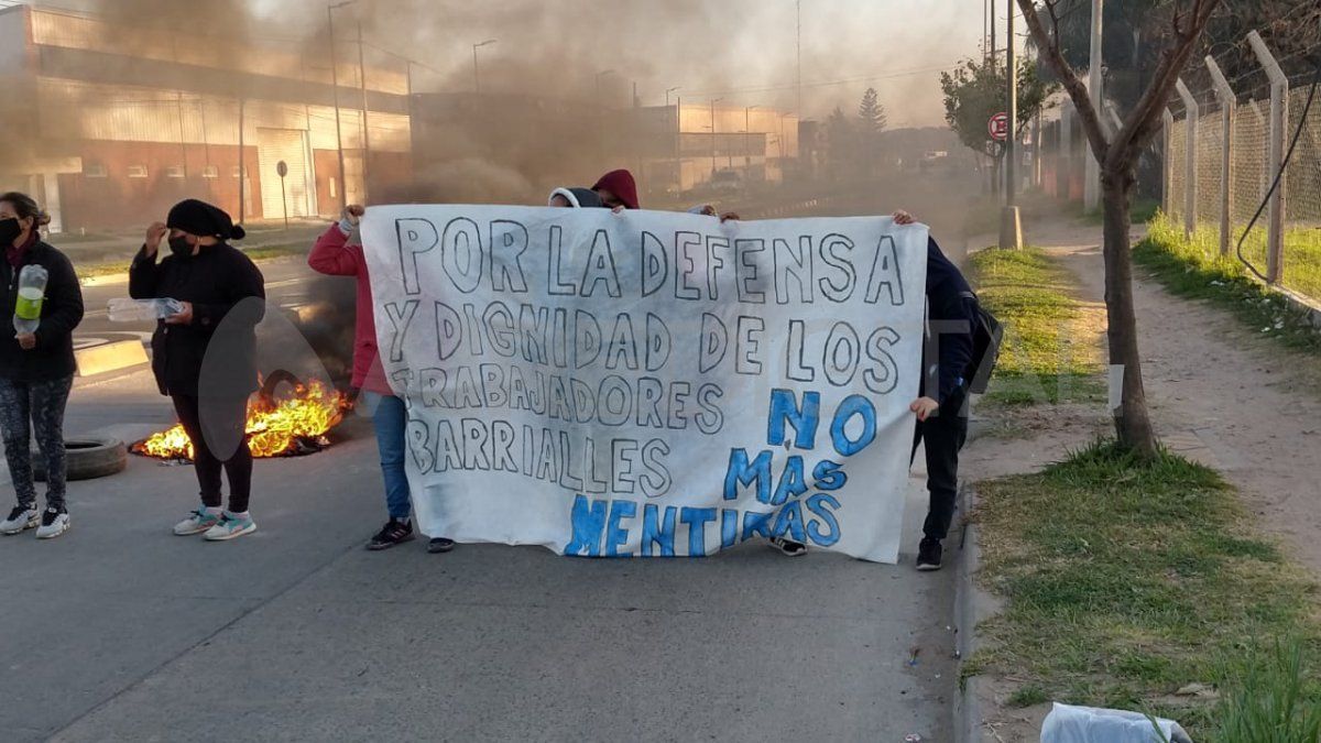 Con quema de cubiertas y corte de tránsito total, se manifestaron los vecinos del barrio Estanislao López.