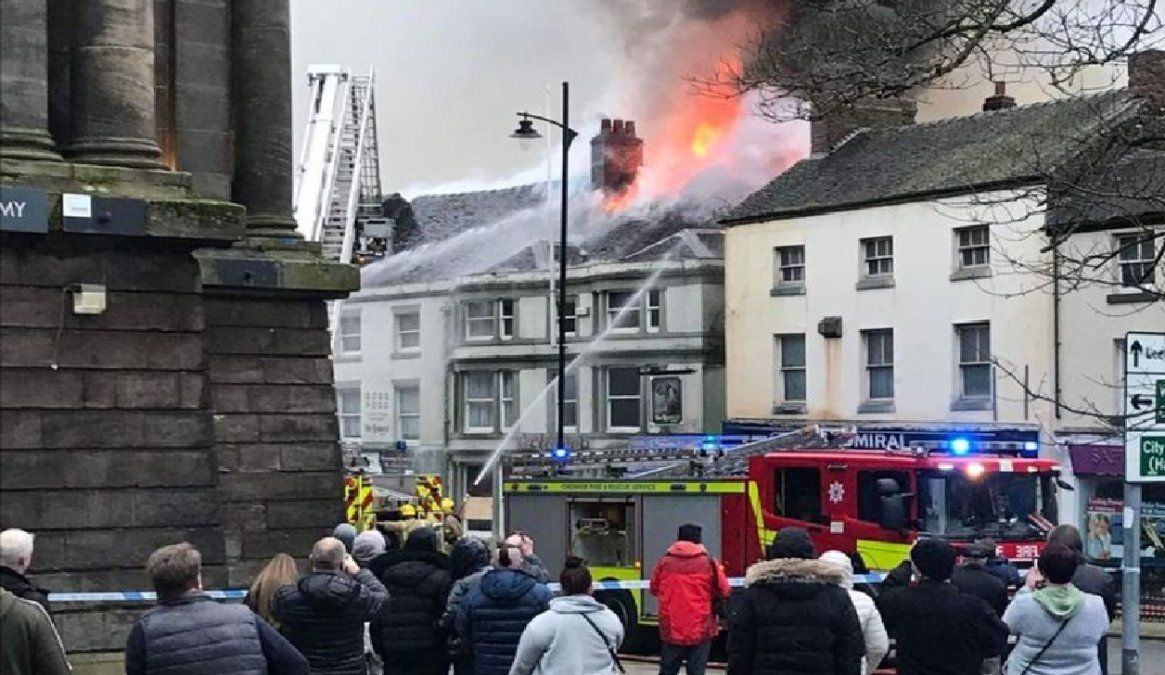 Se incendió un bar embrujado en Reino Unido y los vecinos registraron figuras aterradoras en el humo